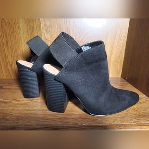 New York & Company Ankle Boots in Black, Size 8